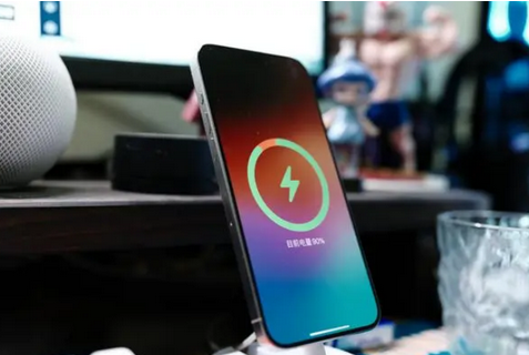迎泽苹果15换屏服务分享用什么充电器给iPhone15充电更好 